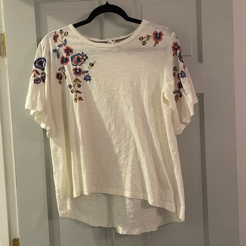 Euc Akemi and Kin white short sleeve tee shirt with embroidered flowers size XS